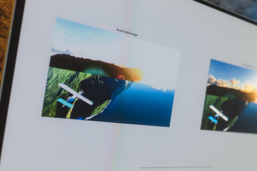 Screen displaying a photo edit layout labeled 'Avant étalonnage' with two landscape images of a coastal cliff and sea, plus a small airplane model in the foreground.